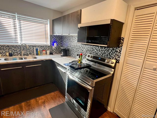 4859 MANSFIELD Avenue H-06, Royal Oak, MI 48073