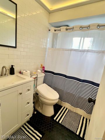 4859 MANSFIELD Avenue H-06, Royal Oak, MI 48073