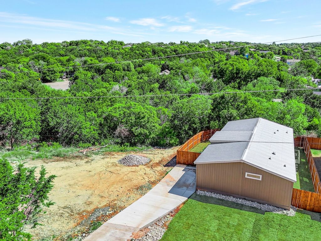 815 Thicket Trail, Granbury, TX 76048