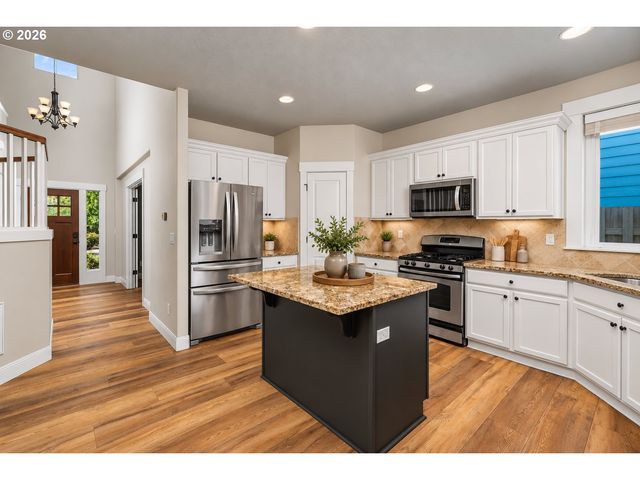 18792 SUNBLAZE Dr, Oregon City, OR 97045