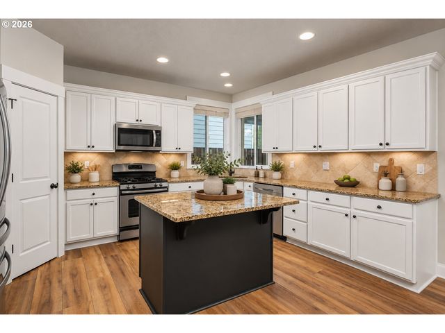 18792 SUNBLAZE Dr, Oregon City, OR 97045