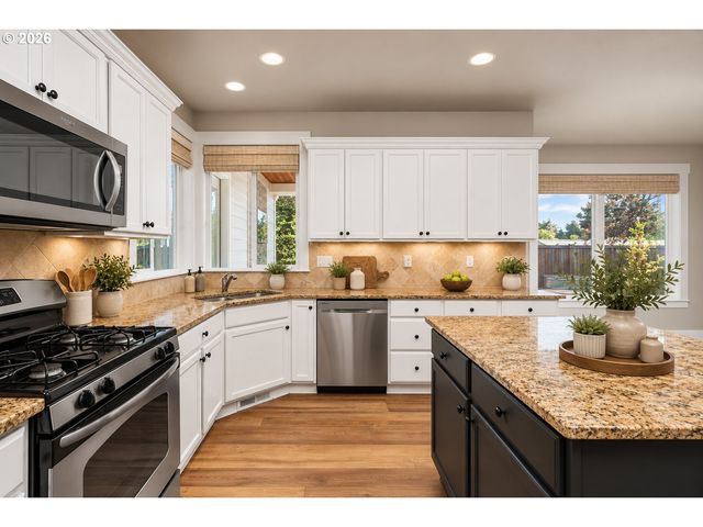 18792 SUNBLAZE Dr, Oregon City, OR 97045