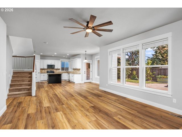 18792 SUNBLAZE Dr, Oregon City, OR 97045
