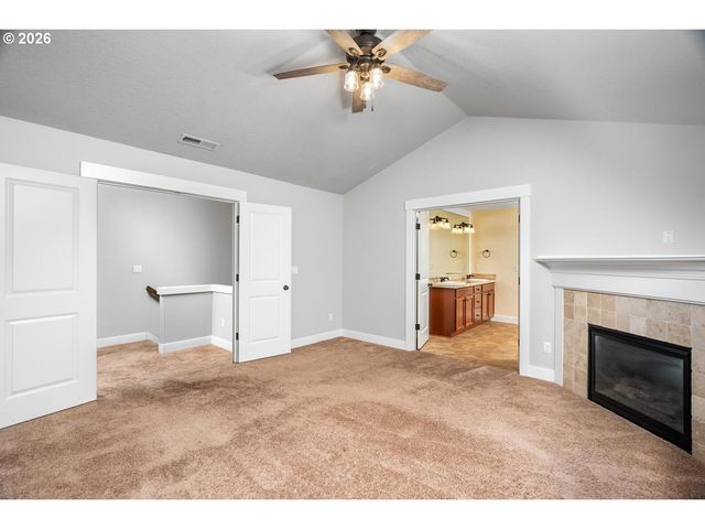 18792 SUNBLAZE Dr, Oregon City, OR 97045
