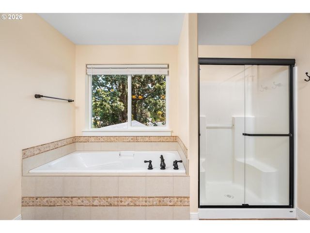 18792 SUNBLAZE Dr, Oregon City, OR 97045