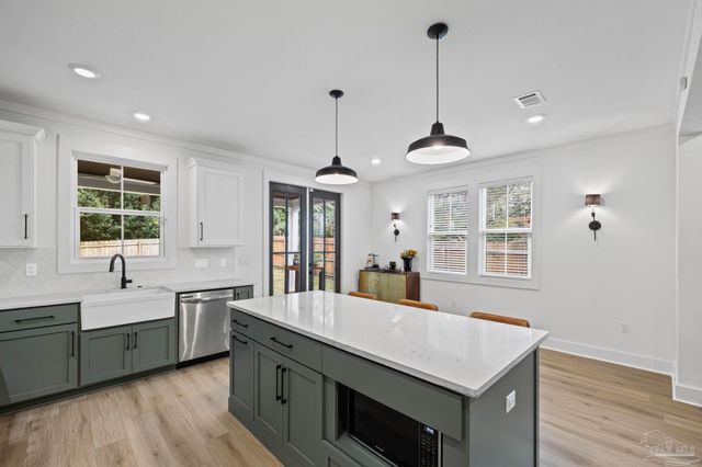 1421 E Texar Dr, Pensacola, FL 32503