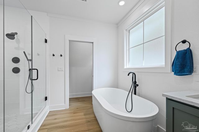 1421 E Texar Dr, Pensacola, FL 32503