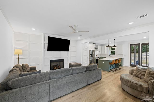 1421 E Texar Dr, Pensacola, FL 32503