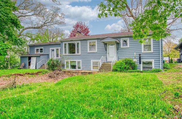 5985 Rowley Boulevard, Waterford Charter Township, MI 48329