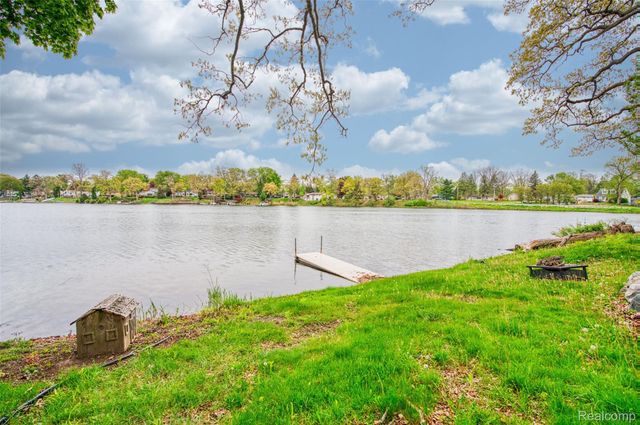 5985 Rowley Boulevard, Waterford Charter Township, MI 48329