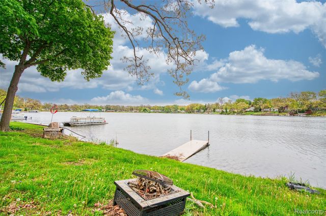 5985 Rowley Boulevard, Waterford Charter Township, MI 48329