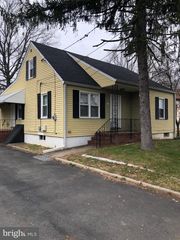 32 KESWICK AVE, Ewing, NJ 08638