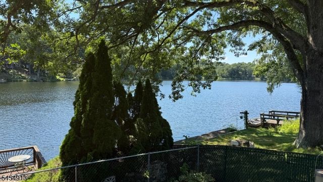 52 Horseshoe Dr, Jefferson Twp., NJ 07438
