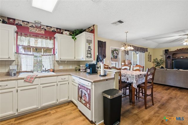 102 Palomino Lane, Victoria, TX 77904