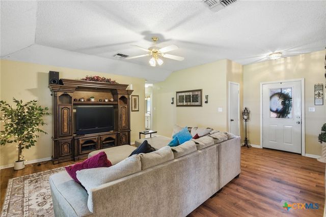 102 Palomino Lane, Victoria, TX 77904