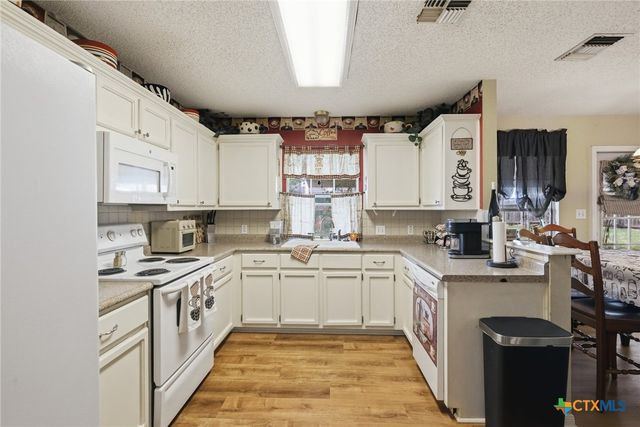 102 Palomino Lane, Victoria, TX 77904