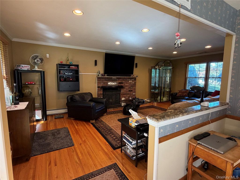 14 King Arthurs Court, Saint James, NY 11780 — photo 4