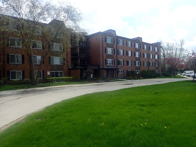 1127 S Old Wilke Road 101, Arlington Heights, IL 60005