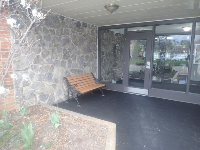 1127 S Old Wilke Road 101, Arlington Heights, IL 60005