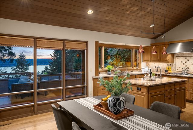 8440 W Mercer Way, Mercer Island, WA 98040