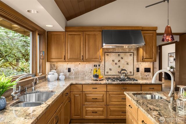 8440 W Mercer Way, Mercer Island, WA 98040