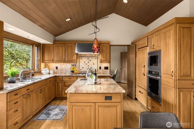 8440 W Mercer Way, Mercer Island, WA 98040