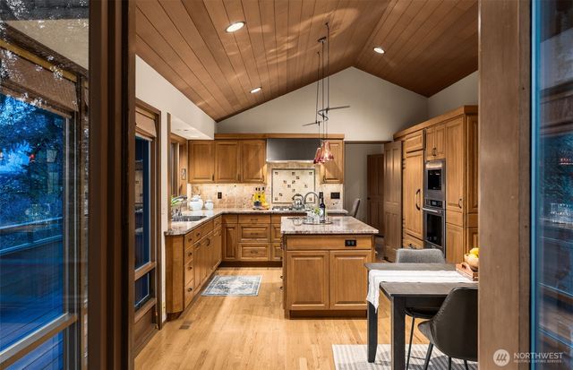 8440 W Mercer Way, Mercer Island, WA 98040