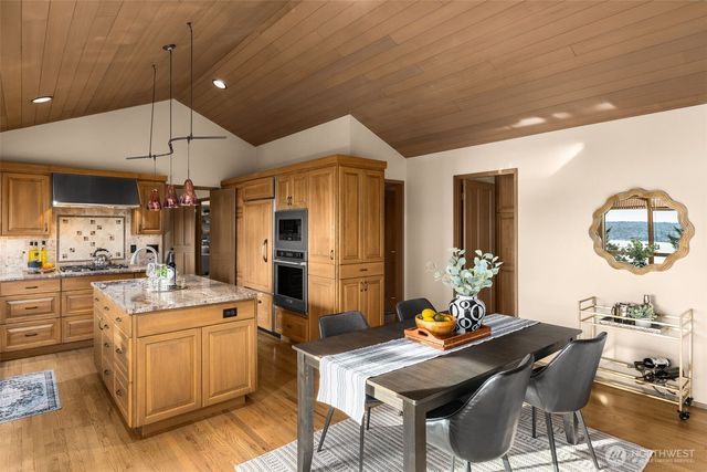 8440 W Mercer Way, Mercer Island, WA 98040
