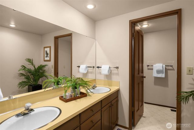 8440 W Mercer Way, Mercer Island, WA 98040