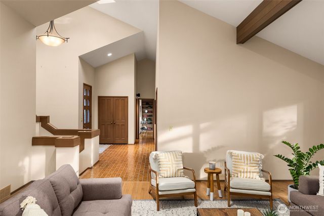 8440 W Mercer Way, Mercer Island, WA 98040