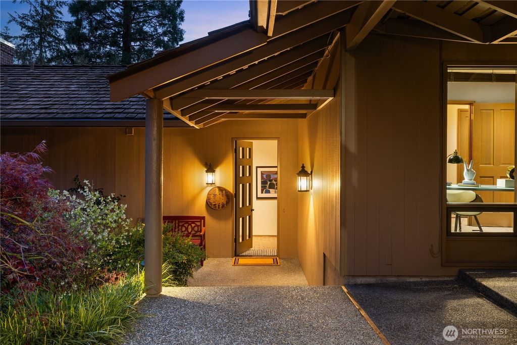 8440 W Mercer Way, Mercer Island, WA 98040
