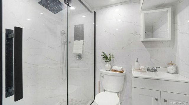 4 Roosevelt Street, Brentwood, NY 11717