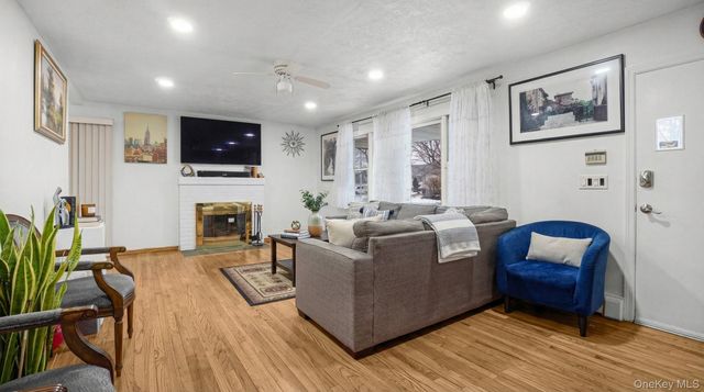 4 Roosevelt Street, Brentwood, NY 11717