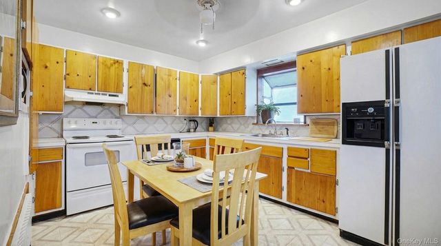 4 Roosevelt Street, Brentwood, NY 11717