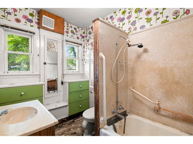 1724 Ne 49TH Ave, Portland, OR 97213