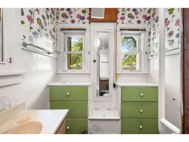 1724 Ne 49TH Ave, Portland, OR 97213
