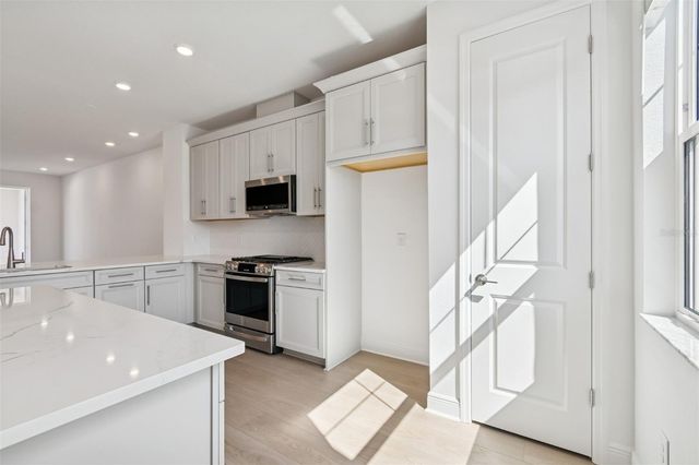 8011 SEAFLOWER PARKWAY, Bradenton, FL 34210