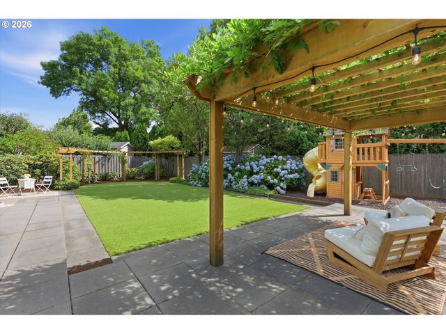 17628 Nw GILBERT Ln, Portland, OR 97229