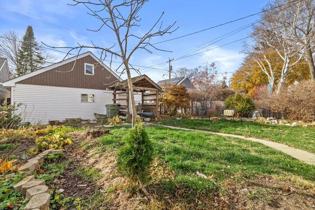 2739 S Shore DRIVE, Milwaukee, WI 53207