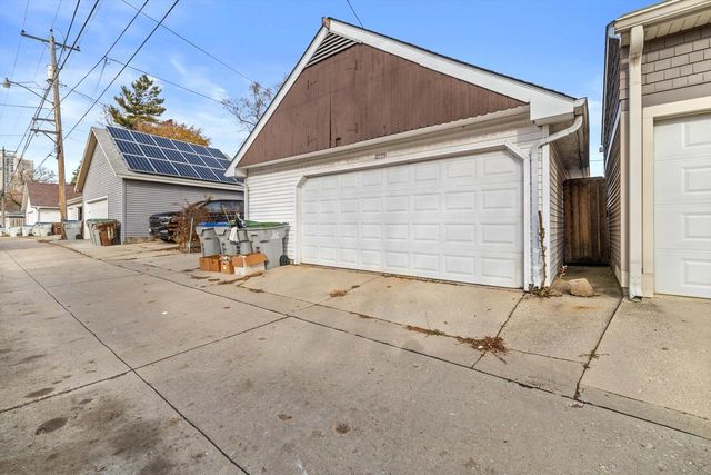 2739 S Shore DRIVE, Milwaukee, WI 53207