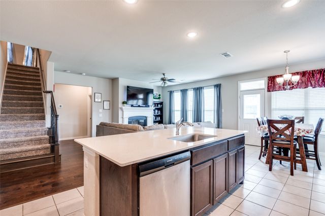 801 Woodcrest Drive, Ennis, TX 75119