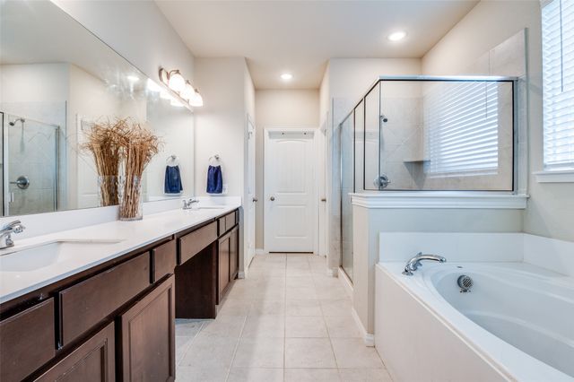 801 Woodcrest Drive, Ennis, TX 75119