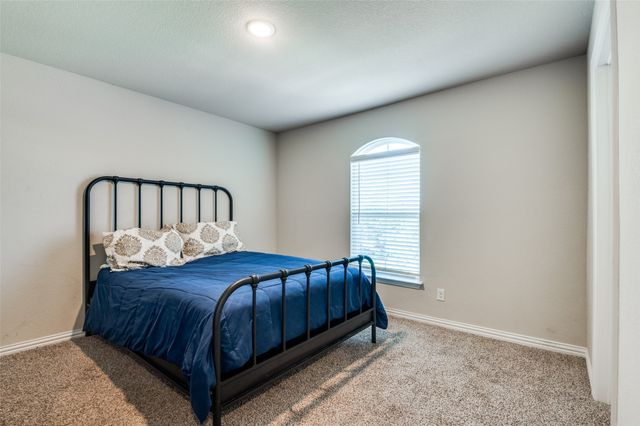 801 Woodcrest Drive, Ennis, TX 75119