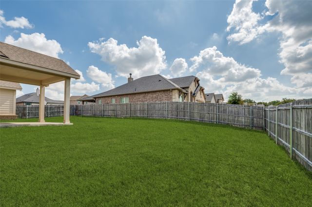 801 Woodcrest Drive, Ennis, TX 75119