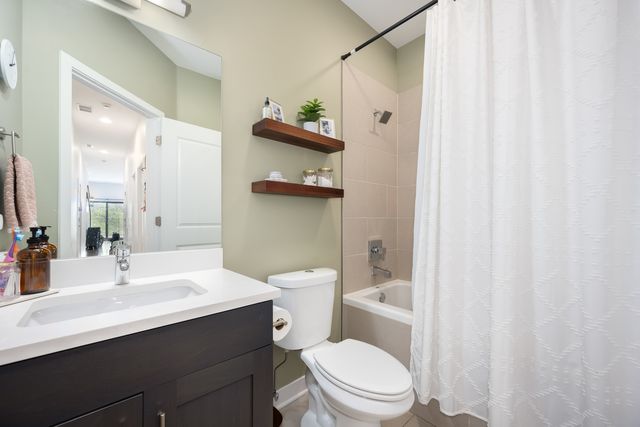2104 W Belmont Avenue 2E, Chicago, IL 60618