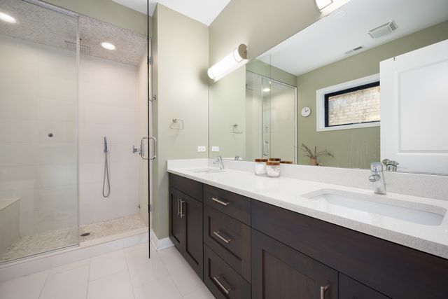 2104 W Belmont Avenue 2E, Chicago, IL 60618