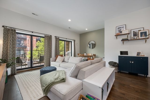 2104 W Belmont Avenue 2E, Chicago, IL 60618