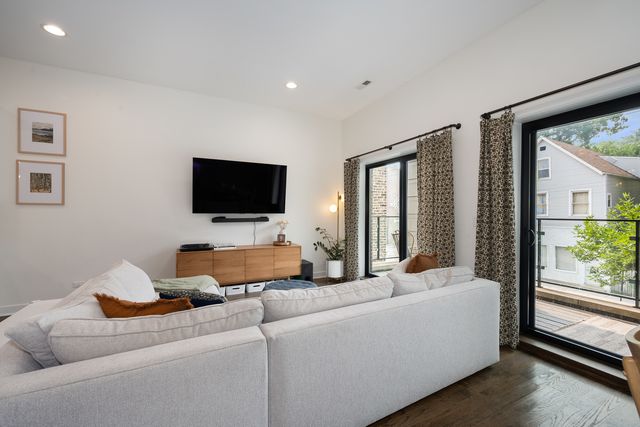 2104 W Belmont Avenue 2E, Chicago, IL 60618
