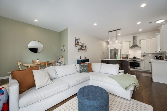 2104 W Belmont Avenue 2E, Chicago, IL 60618