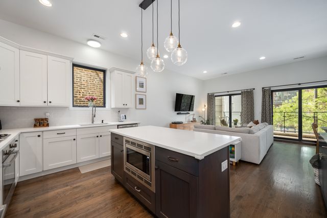 2104 W Belmont Avenue 2E, Chicago, IL 60618